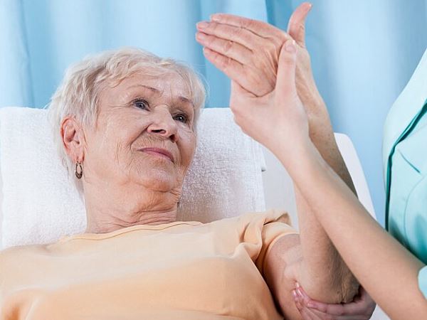Диетолог Соломатина посоветовала отказаться от соли при остеопорозе