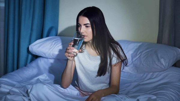 Почему перед сном нельзя пить воду