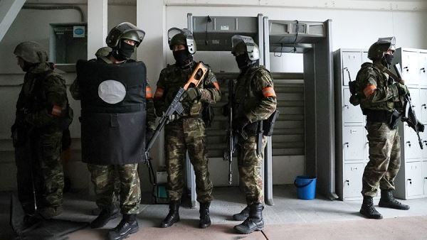 ФСБ задержала в 40 регионах России более 90 подпольных оружейников<br />
