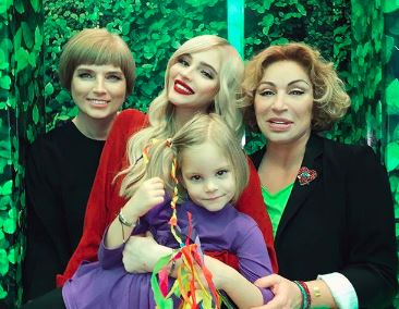 «Мы – семья»: Алена Шишкова рассказала о воспитании дочери, отношениях с мамой Тимати и дорогих подарках