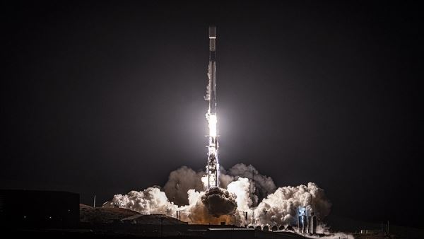 SpaceX запустила 34 микроспутника сети Starlink и спутник связи<br />
