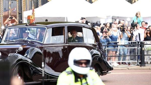 Тысячи британцев встретили прибывшего в Букингемский дворец Карла III<br />
